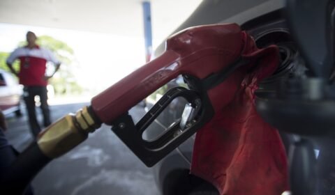 Gasolina custa mais de R$ 7 em 24 estados da federação; Piauí tem combustível mais caro do país
