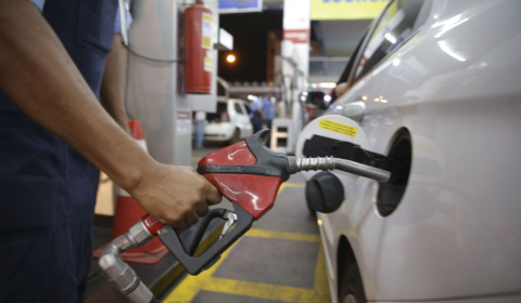 Com Bolsonaro, preço da gasolina já subiu 70%, e o diesel, 90%, diz Ineep