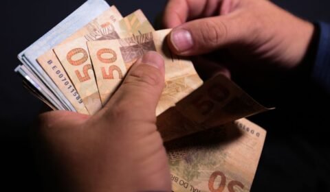 Governo Lula vai reajustar o salário mínimo de R$ 1.302 para R$ 1.320 a partir de 1º de maio. Presidente deve fazer o anúncio oficial