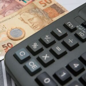 Auxílio Brasil, juros da dívida pública, fgts para quitar dívidas