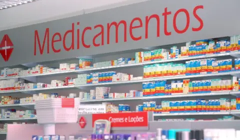 Farmácias e SUS enfrentam escassez de medicamentos essenciais. Saúde e Anvisa alertam para desabastecimento