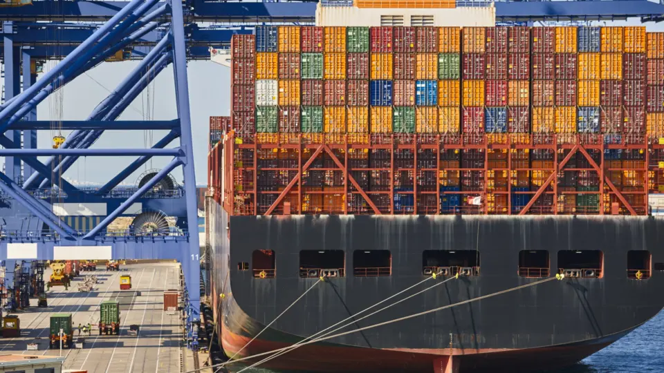 Balança comercial: exportações brasileiras continuam subindo, enquanto as importações caem