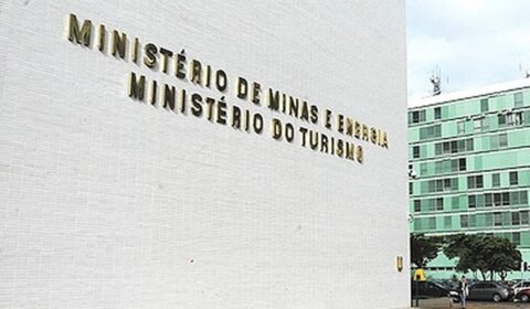 Bolsonaro troca ministro de Minas e Energia: resposta política a apoiadores sobre preços dos combustíveis