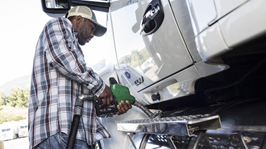 Diesel está 14% acima do preço praticado no mercado internacional, diz Abicom