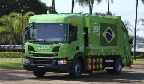 Dinheiro público banca centenas de caminhões de lixo superfaturados