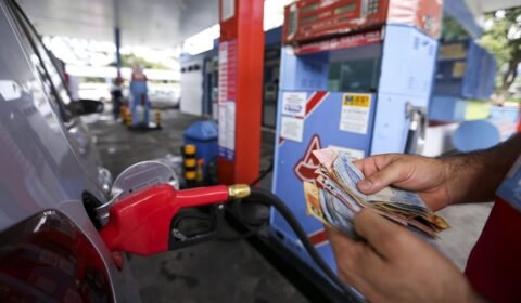 Preços dos combustíveis sobem pela quarta semana consecutiva e equipe de transição já discute mudanças na política de reajustes