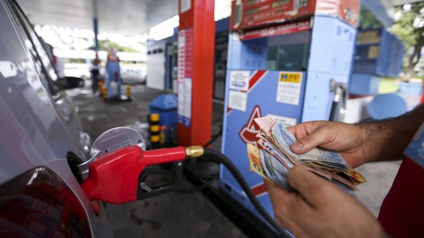 Queda no preço dos combustíveis é menos sentida por população de baixa renda