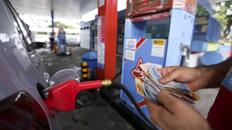 Preço da gasolina mais baixo pode dar alívio à inflação e ajudar objetivos eleitoreiros de Bolsonaro