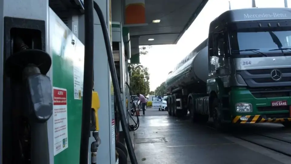 Preços da gasolina e do diesel ficam abaixo do esperado após redução do ICMS. Perda de receita deve afetar serviços essenciais