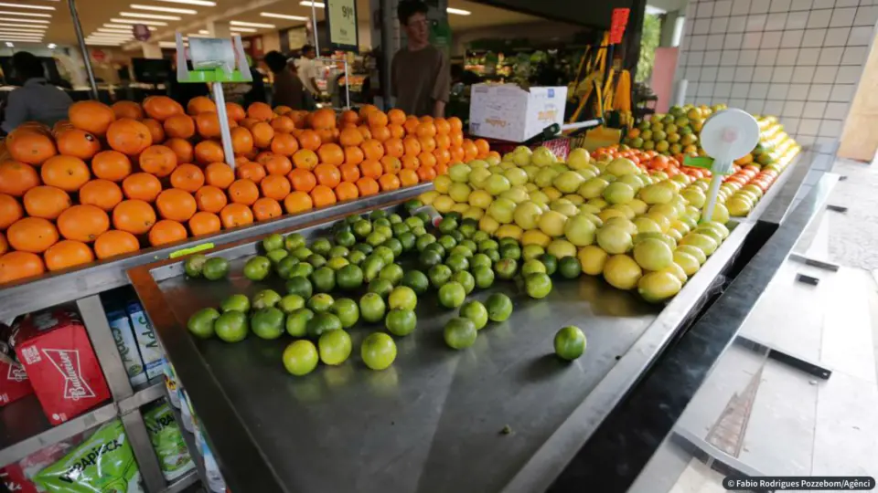 Prévia da inflação fica em -0,73% em agosto, mas preço dos alimentos segue em alta