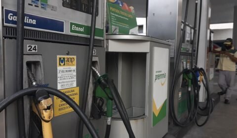 Novo preço da gasolina começa a valer nesta sexta (2). É a 4ª redução em plena campanha eleitoral de Bolsonaro