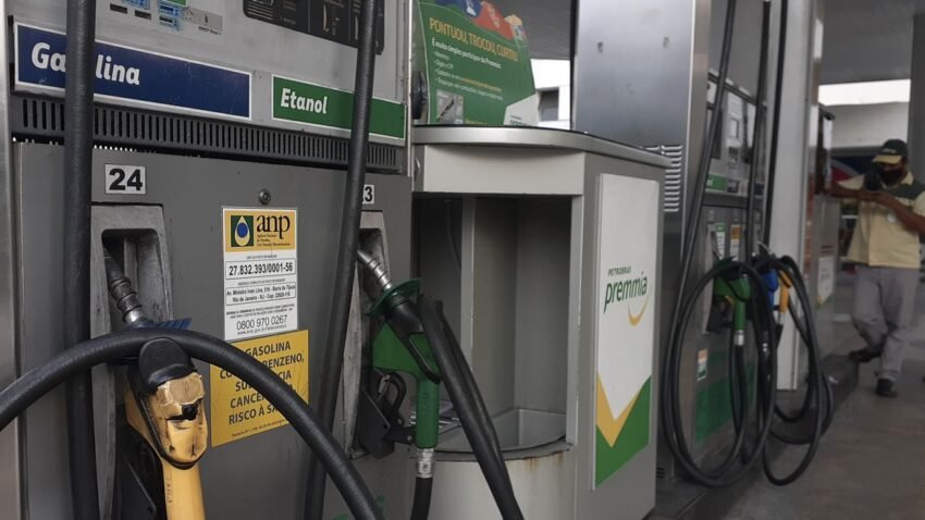 Novo preço da gasolina começa a valer nesta sexta (2). É a 4ª redução em plena campanha eleitoral de Bolsonaro