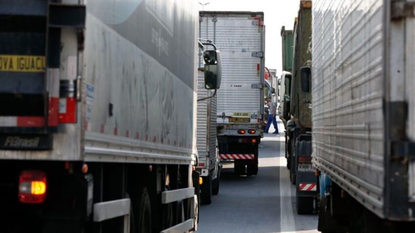 Caminhoneiros criticam Bolsonaro por preços de combustíveis: ‘Sem luz no fim do túnel’