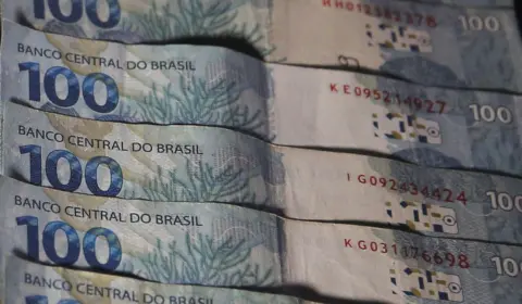 Mirando as eleições, Bolsonaro quer incluir pacote de bondades no Orçamento de 2023. Rombo previsto é de quase R$ 143 bi