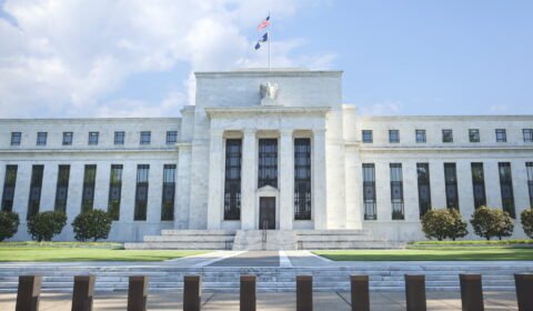 Federal Reserve mantém as taxas de juros dos EUA no patamar de 5,25% a 5,50%, com indicação de cortes em 2024