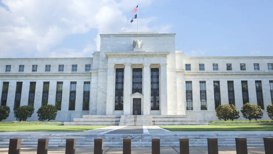 Federal Reserve mantém juros inalterados pela 5ª vez, mas indica três cortes de 0,25 p.p. ainda este ano
