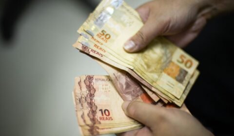 Salário mínimo de R$ 1.412 começa a ser pago nesta 5ª feira