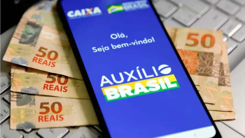 Em uma das últimas cartadas eleitoreiras, texto do Orçamento 2023 inclui Auxílio Brasil de R$ 400, com “indicação” de que governo pode pagar R$ 600
