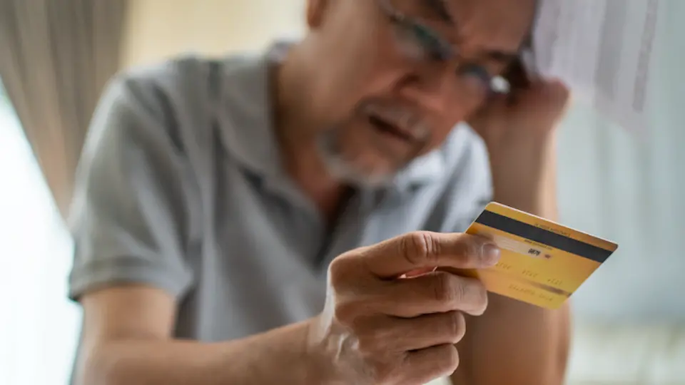 Entrar no rotativo do cartão de crédito pode render dívida milionária a brasileiro