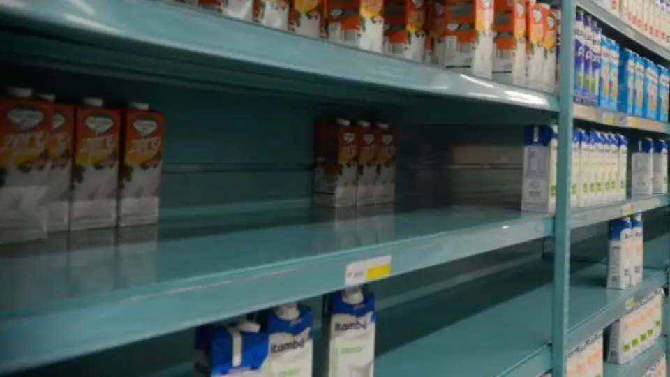 Com queda na demanda, estoques dos supermercados caem 11% em junho. Leite e ovos estão entre itens em falta