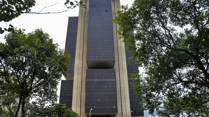 Contas públicas fecham maio com déficit primário de R$ 33 bilhões, segundo dados do Banco Central