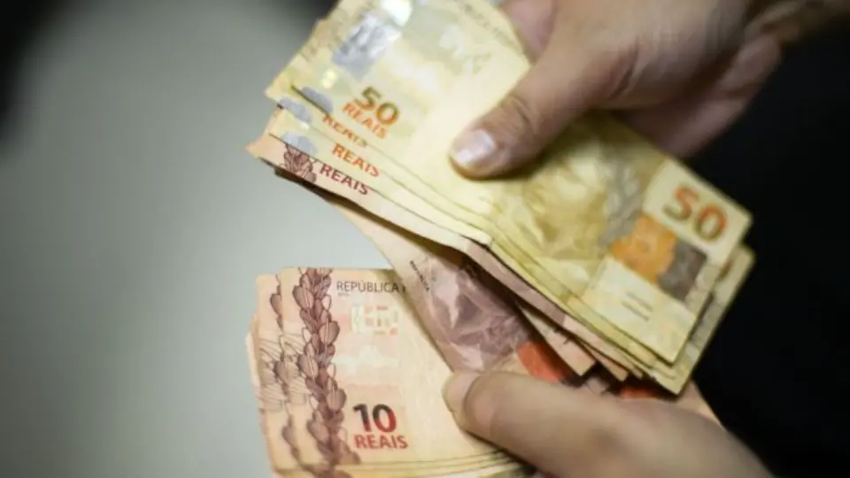 Governo propõe salário mínimo de R$ 1.294 em 2023, sem reajuste acima da inflação, apesar de alimentos da cesta subirem 21,46%