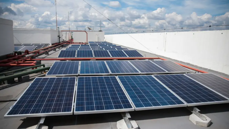 Projeto da Câmara prevê investimento de R$ 56 bilhões em produção de energia solar para famílias de baixa renda