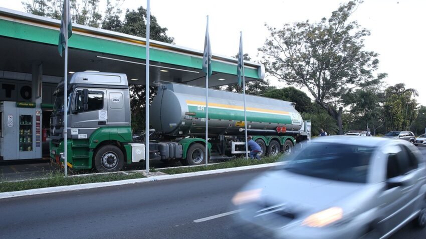 Postos da BR Distribuidora, vendida por Bolsonaro, têm gasolina mais cara de SP e sete capitais