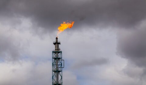 Corrida por petróleo ignora transição energética. Chevron e ExxonMobil compram concorrentes em acordos bilionários