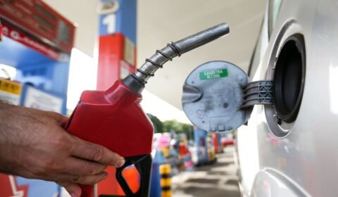 Com peso negativo dos combustíveis, vendas no varejo caem 0,6% em novembro. Setor fica 3,6% abaixo do maior nível da série