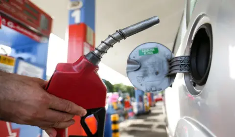 Estados congelam ICMS da gasolina por mais 3 meses