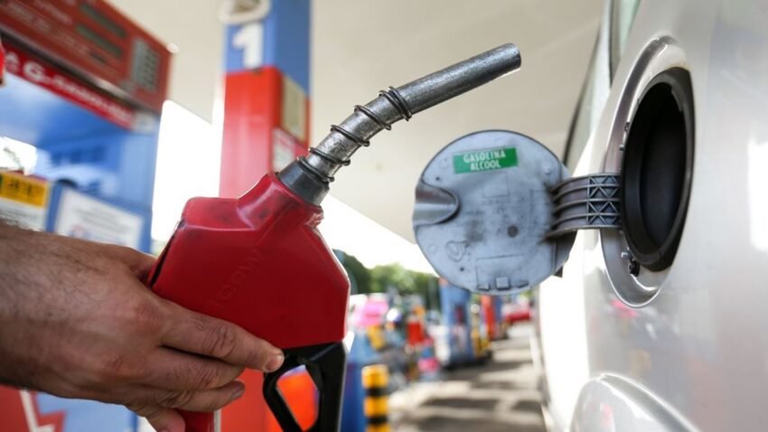 Mesmo com redução, gasolina acumula alta de 135% na era Bolsonaro
