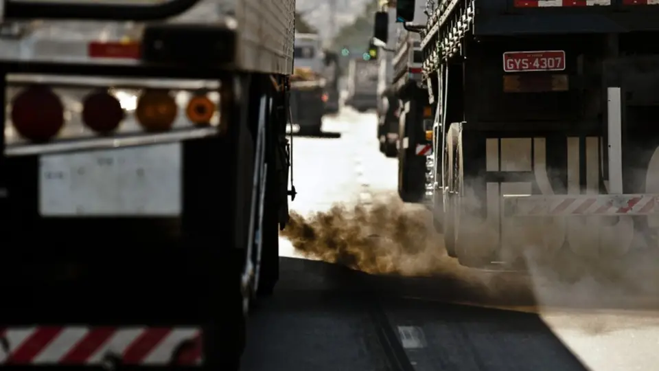 Em nova medida eleitoreira, governo flexibiliza regras de redução de emissões de carbono para baratear diesel