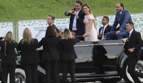 Bolsonaro pode responder por crime de peculato e infração tributária por caso das joias das arábias