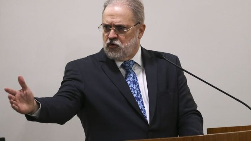 Augusto Aras emite parecer favorável à ação de Lula que questiona perda de poder de voto da União na Eletrobras