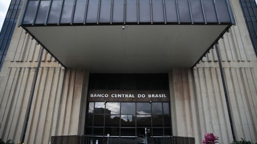Presidente do BC desmente Bolsonaro e diz o que todo mundo já sabia: bancos não perderam dinheiro com o Pix