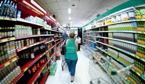 Preço de alimentos e juros contribuíram para frear inflação em 2023. O que esperar de 2024?