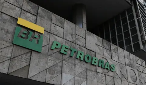 Petrobras decide antecipar R$ 43,7 bilhões em dividendos a acionistas. Entidades fazem denúncia à CVM e prometem ação judicial