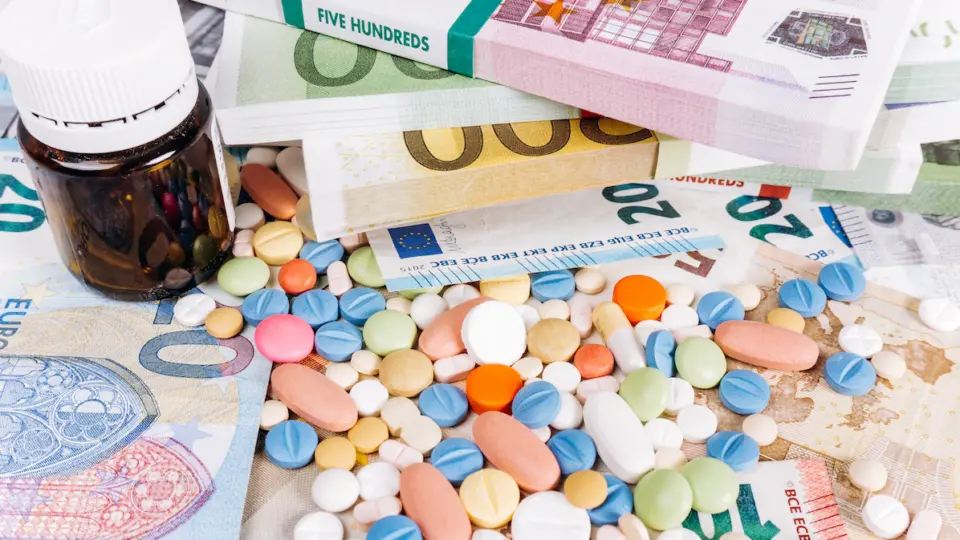Governo quer rever contrato que possibilita compra de remédios da Europa. Objetivo é fortalecer a indústria nacional e deixar o Brasil menos dependente