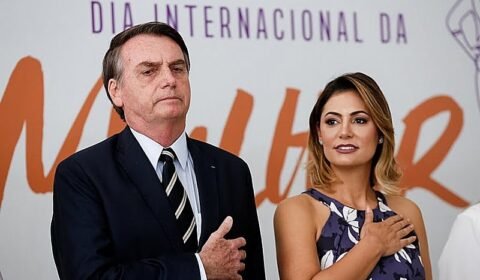Nem bem acabou o primeiro turno, Bolsonaro anuncia criação de 13º do Auxílio Brasil para mulheres pobres