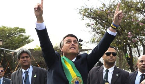 Presentes recebidos por Bolsonaro vão além das joias sauditas e incluem até fuzil. Ministro do TCU proíbe ex-presidente de usar e vender artigos