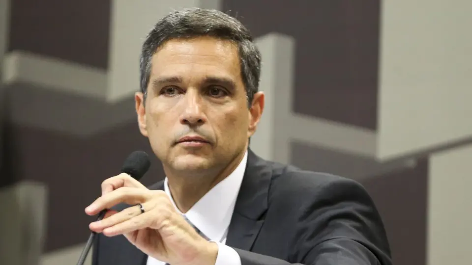 Roberto Campos Neto diz estar ‘aberto’ à terceirização da gestão de ativos do BC; governistas reagem