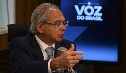 Em mais um sinal de desespero político, Bolsonaro usa Paulo Guedes como cabo eleitoral em entrevista à TV Brasil