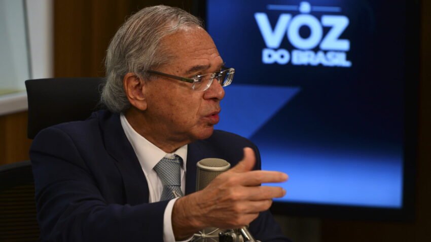 Em mais um sinal de desespero político, Bolsonaro usa Paulo Guedes como cabo eleitoral em entrevista à TV Brasil