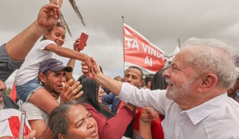 Mesmo com todo o pacote eleitoreiro de Bolsonaro, é Lula quem avança entre os mais pobres, aponta pesquisa Datafolha