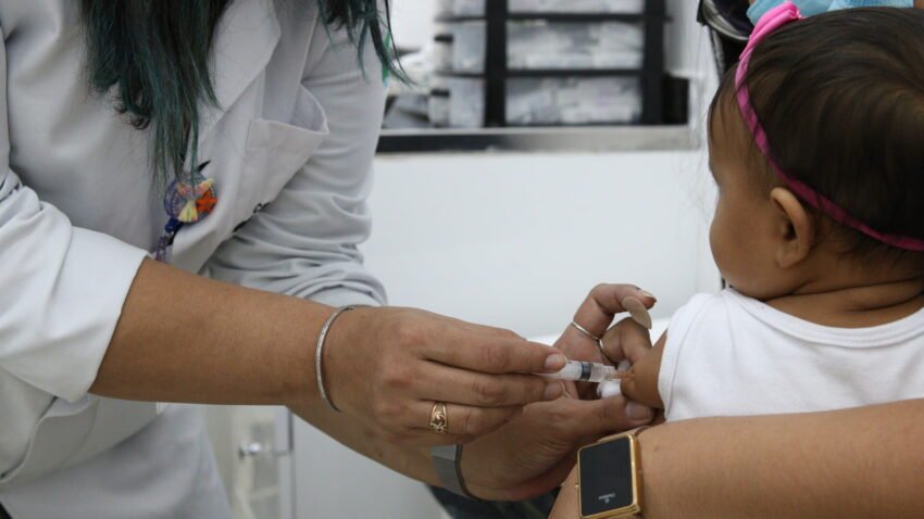 Por inépcia do Ministério da Saúde, vacinação infantil atrelada ao pagamento do Auxílio Brasil está sem controle