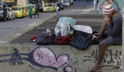 Aumento da pobreza no Brasil tem forçado mais pessoas das classes C, D e E a recorrerem a empréstimos para comer e pagar contas