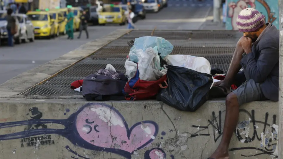 Aumento da pobreza no Brasil tem forçado mais pessoas das classes C, D e E a recorrerem a empréstimos para comer e pagar contas