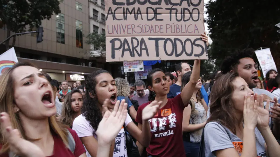 Em mais um golpe contra a educação superior, governo federal bloqueia R$ 244 mi de universidades e institutos federais