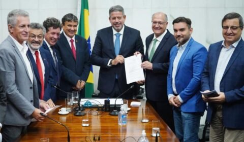 Equipe de Lula entrega minuta do texto da PEC da Transição ao Congresso, excluindo Bolsa Família e outros programas sociais do teto de gastos
